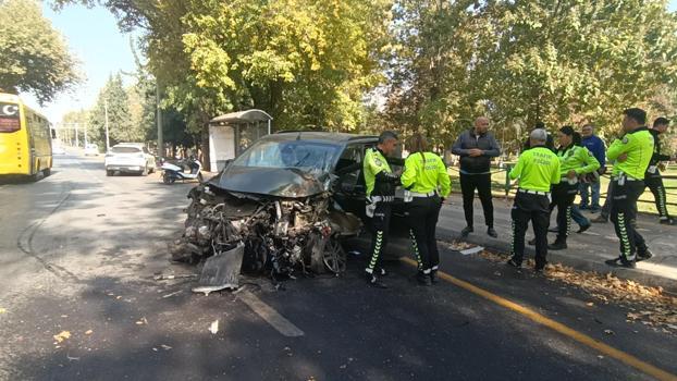 Önce refüje sonra direğe çarpan hafif ticari aracın sürücüsü ağır yaralandı