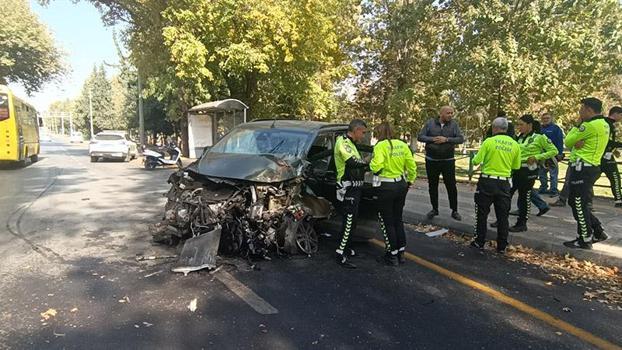 Önce refüje sonra direğe çarpan hafif ticari aracın sürücüsü ağır yaralandı