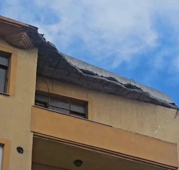 Çanakkale'de 5 katlı binanın çatısının bir kısmı sağanak nedeniyle çöktü