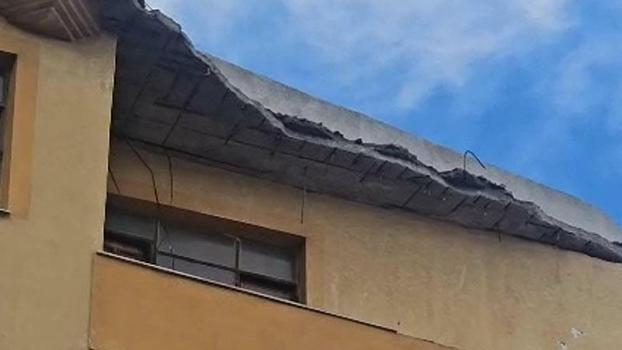 Çanakkale'de 5 katlı binanın çatısının bir kısmı sağanak nedeniyle çöktü