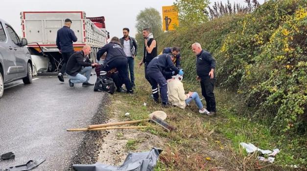 Otomobil TIR’ın altına girdi; yaralı sürücü, hastaneye gelen annesini sakinleştirmeye çalıştı