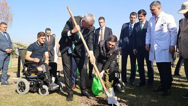 Bakan Memişoğlu, gazilerle fidan dikti