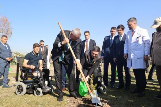 Bakan Memişoğlu, gazilerle fidan dikti