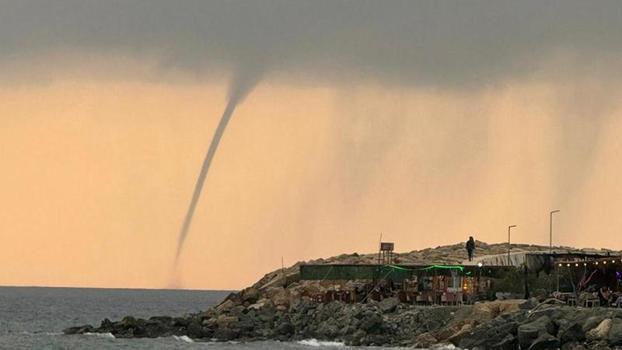 Hatay'da denizde hortum oluştu