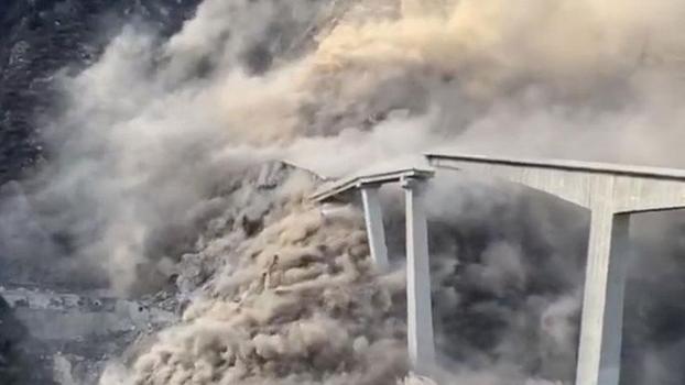 Çin'de köprü kısmen çöktü