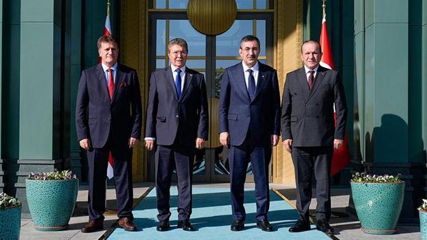 Cumhurbaşkanı Yardımcısı Yılmaz, KKTC Başbakanı Ünal Üstel ile bir araya geldi