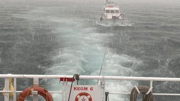 Çanakkale Boğazı'nda sürüklenen tekne kurtarıldı
