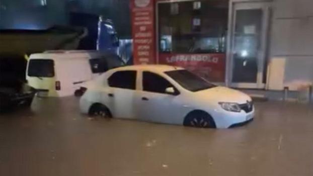 Sultangazi'de yağış sonrası araçlar yolda mahsur kaldı