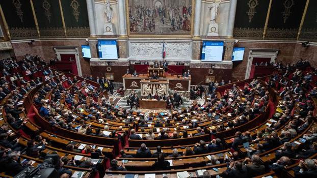 Fransa'da emeklilik yaşını 64’e çıkaran reform askıya alındı