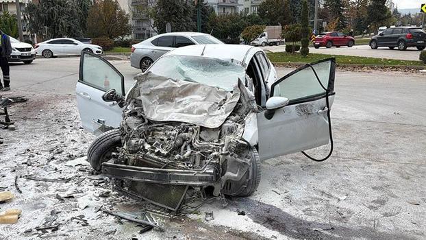 Kamyona çarpan otomobilin sürücüsü öldü