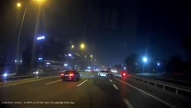 Küçükçekmece'de otoyolda savrulan otomobil bariyerlere çarptı; kaza kamerada