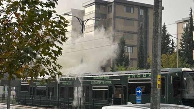 Gaziantep'te seyir halindeki tramvaya yıldırım düştü
