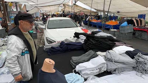 Avcılar'da pazarda unutulan araçlar nedeniyle esnaf tezgah açamadı