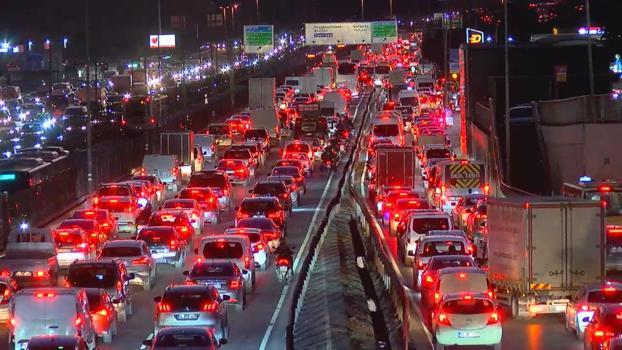 İstanbul - İstanbul'da trafik yoğunluğu yüzde 89'a ulaştı