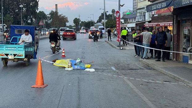 Yolun karşısına geçmek isterken kamyon çarpan kişi öldü; kaza kamerada