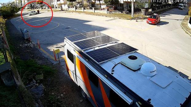 Ehliyetsiz sürücünün çarptığı motosikletteki kurye yaralandı; kaza kamerada