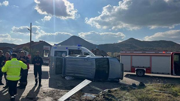 Kütahya'da hafif ticari araç takla attı: 7 yaralı