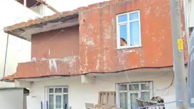 Balkon duvarının bir bölümü yıkılan 2 katlı bina boşaltıldı