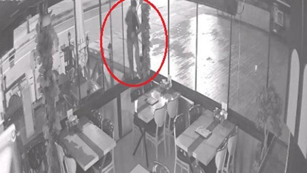 İş yerine defalarca giren hırsızı sopayla kovaladı; o anlar kamerada
