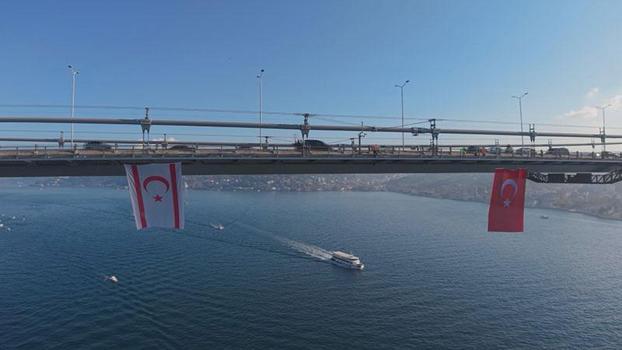 Şehitler Köprüsü'ne, kuruluşunun 42'nci yılını kutlayan KKTC bayrağı asıldı