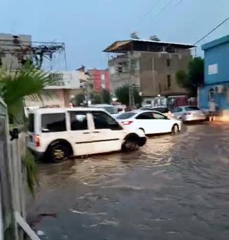 Adana’da kısa süreli sağanak hayatı olumsuz etkiledi