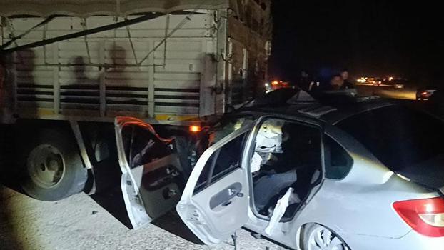 Otomobil, kamyona arkadan çarptı: 2 yaralı