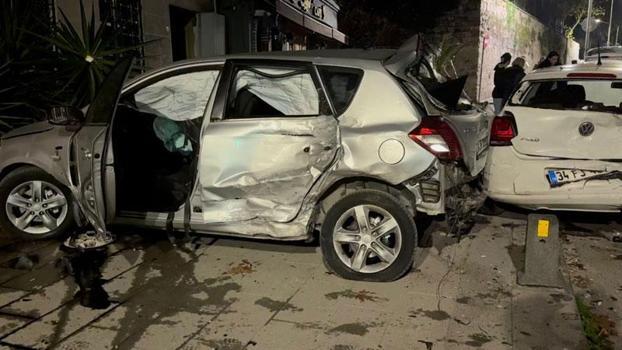 Üsküdar’da otomobil duvara çarptı: 1'i ağır 2 yaralı