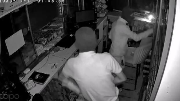 İş yerlerinden para ve sigara çalan şüpheliler yakalandı; hırsızlık kamerada