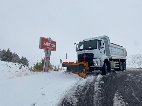 Büyükşehir Belediyesi'nden 79 araç ve 160 personelle karla mücadele