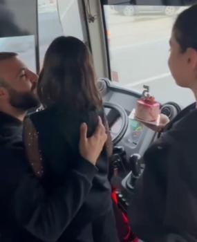 Halk otobüsü şoförü babaya, sefer sırasında kızlarından doğum günü sürprizi