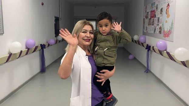 3,5 yaşındaki Oğuzhan, 'Dünya Prematüre Günü'nde doktorunu ziyaret edip, çiçek verdi