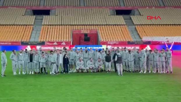 A Milli Futbol Takımı, La Cartuja Stadı'nda yürüyüş yaptı