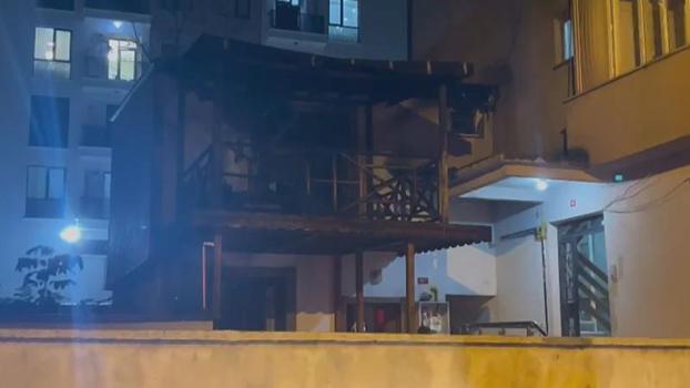 Sultanbeyli'de 2 katlı evin çatısı alev alev yandı