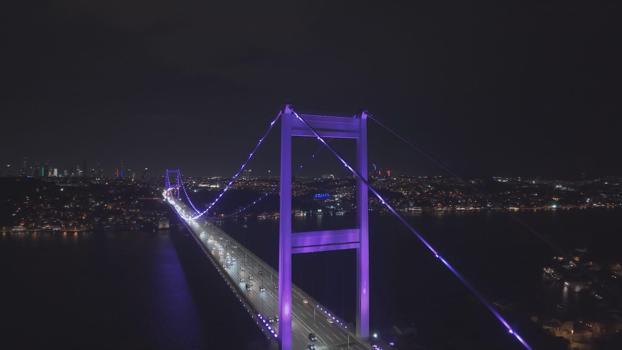 İstanbul - FSM Köprüsü 'Dünya Prematüre Günü' kapsamında mor ışıklarla aydınlatıldı