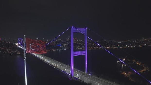 FSM Köprüsü 'Dünya Prematüre Günü' kapsamında mor ışıklarla aydınlatıldı