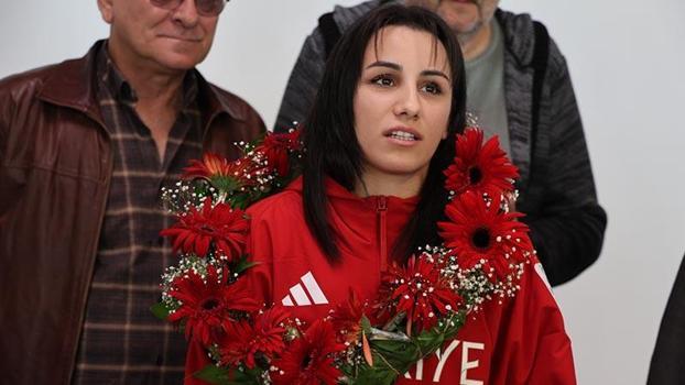 Riyad’da bronz madalya kazanan milli sporcu Berna Tut törenle karşılandı