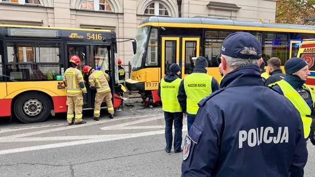 Varşova'da iki tramvay ile otobüs çarpıştı: 24 yaralı