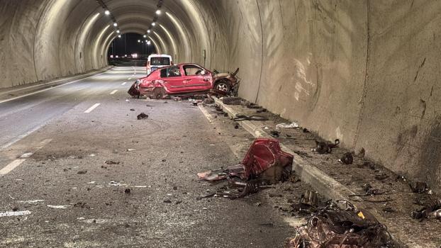 Otomobil tünel duvarına çarptı:  2 yaralı