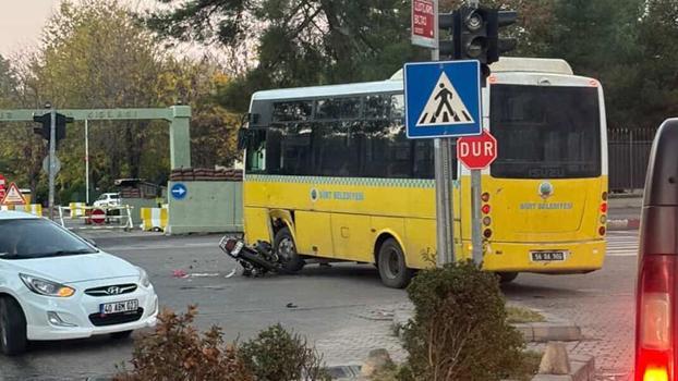 Otobüsle çarpışan motosikletin sürücüsü öldü, kardeşi ağır yaralandı