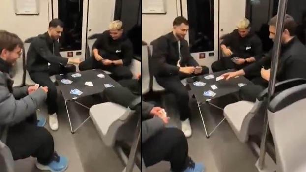 Metroda masa kurup oyun oynadılar