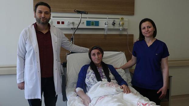 Forklift kazasında bacaklarını kaybetme riski bulunan Özlem, ameliyatla sağlığına kavuştu