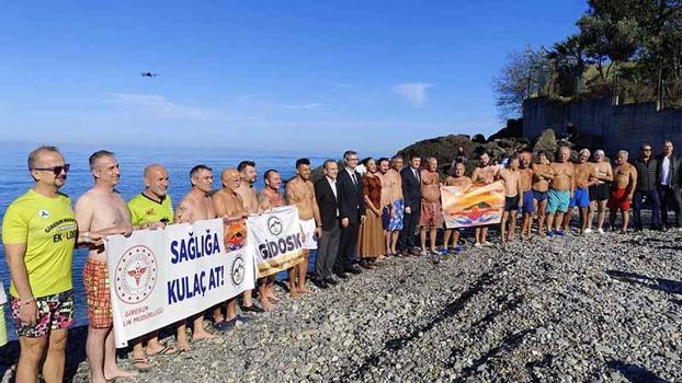 Giresun’da ‘Sağlığa Kulaç At’ etkinliğinde denizde yüzdüler