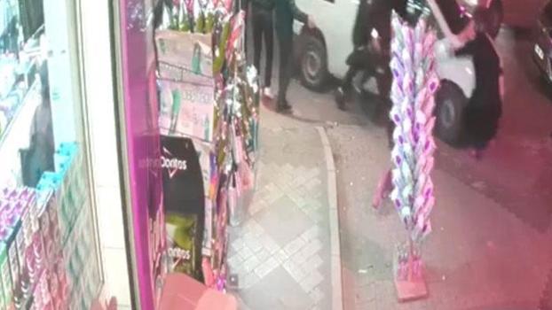 Küçükçekmece'de bekçilerin 'dur' ihtarına uymayan sürücü aracıyla kaçarken kadına çarptı; kaza kamerada