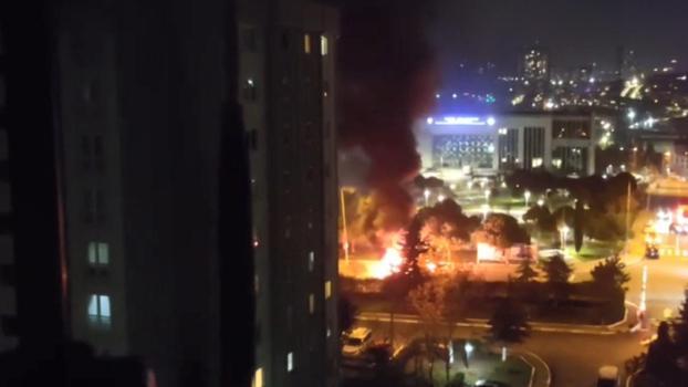 Küçükçekmece'de seyir halindeki otomobil alev alev yandı