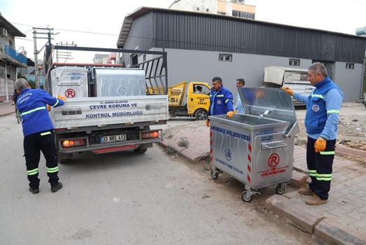 Akdeniz Belediyesi, yeni çöp konteynerlerini mahallelere yerleştiriyor