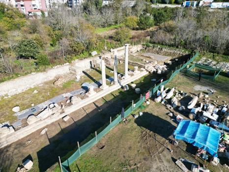 Amastris Antik Kenti'nde Roma dönemine ait sütunlar yerlerine yerleştiriliyor