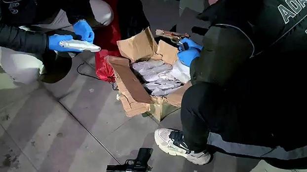 Bagajdan suç örgütlerine satılacak 53 ruhsatsız tabanca çıktı