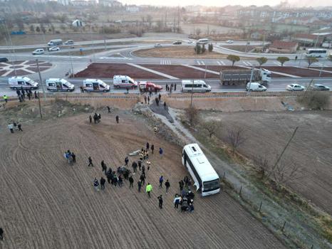Öğrenci servis midibüsü ile kamyonet çarpıştı: 17 yaralı