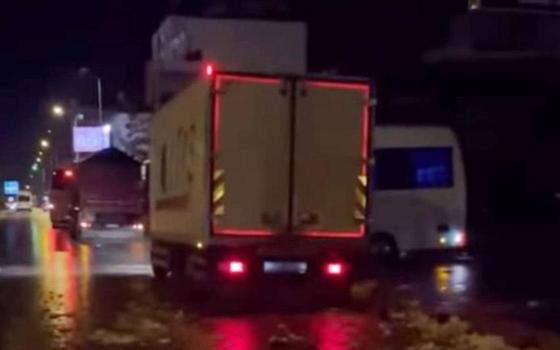 Kazada, 2 kamyon ile otobüste hasar meydana geldi