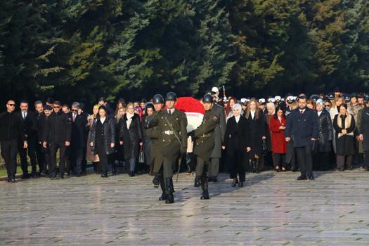 Bakan Göktaş, kadınlarla Anıtkabir'i ziyaret etti